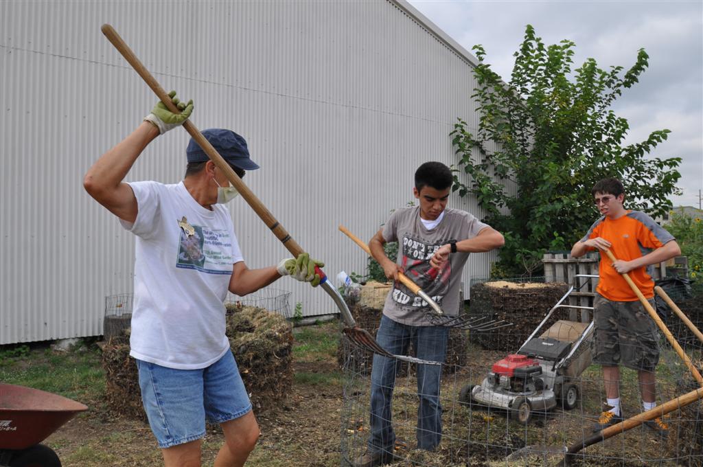 Harvesting Compost For The Keyhole Garden